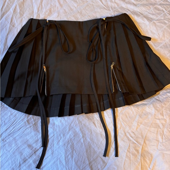 🐻‍❄️Mini Pleated Skirt🐻‍❄️SOLD - Picture 3 of 4